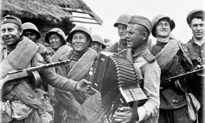 Под какие песни ходили в атаку солдаты красной армии