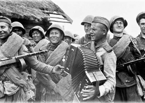 Под какие песни ходили в атаку солдаты красной армии