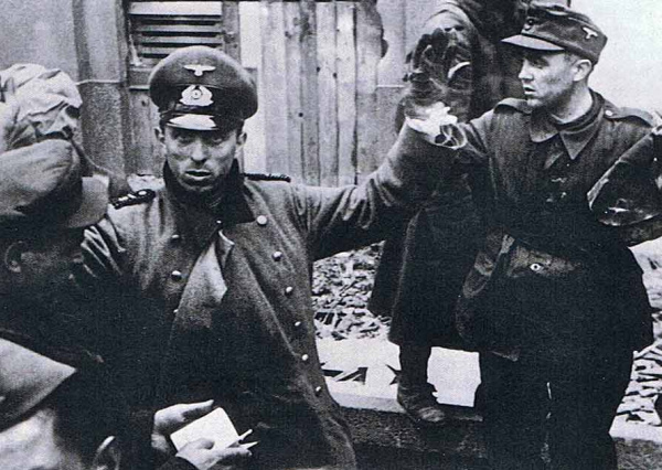 Зачем немецким военным, взятым в плен, обязательно осматривали подмышки и рот?