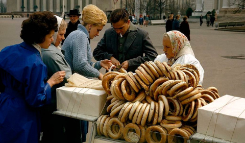 Островки радости: незатейливое удобство уличной еды в советскую эпоху